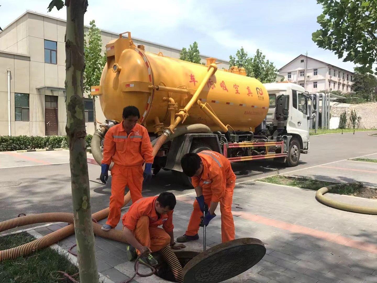 广昌管道疏通车停在窨井附近