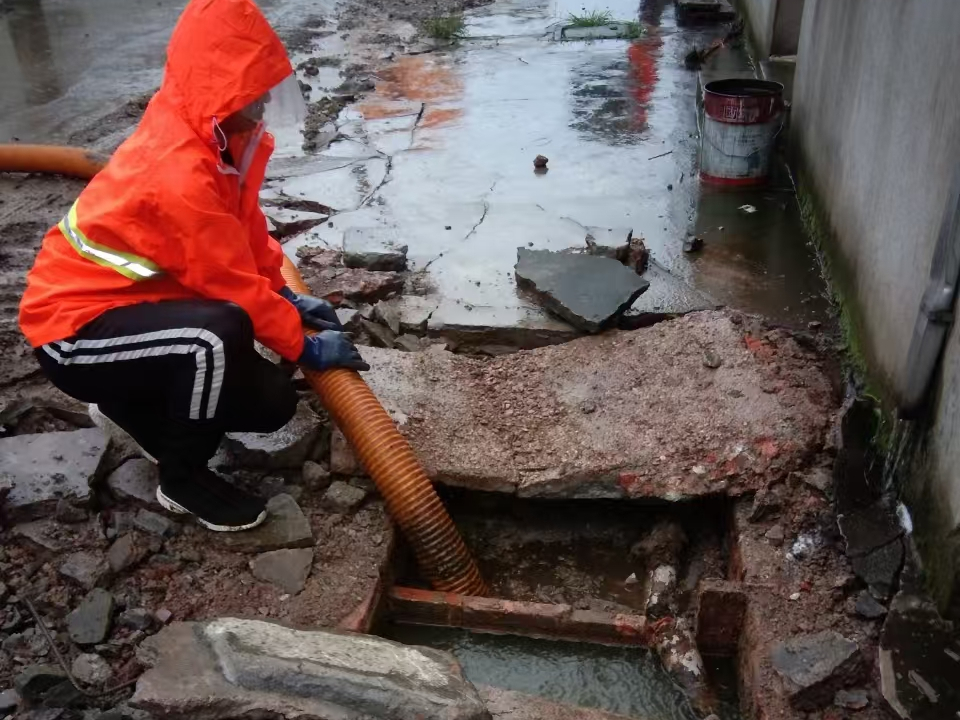 广昌专业清理污水池 炜誉市政以规范流程守护城市 “肠道”